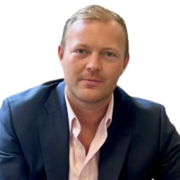 Executive Web - Joshua Brown | Smartstream | Smartstream Portrait Dun Homme En Costume Bleu Marine Et Chemise Rose Clair Regardant Lobjectif